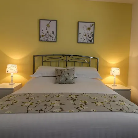 Holiday home Stone's Throw